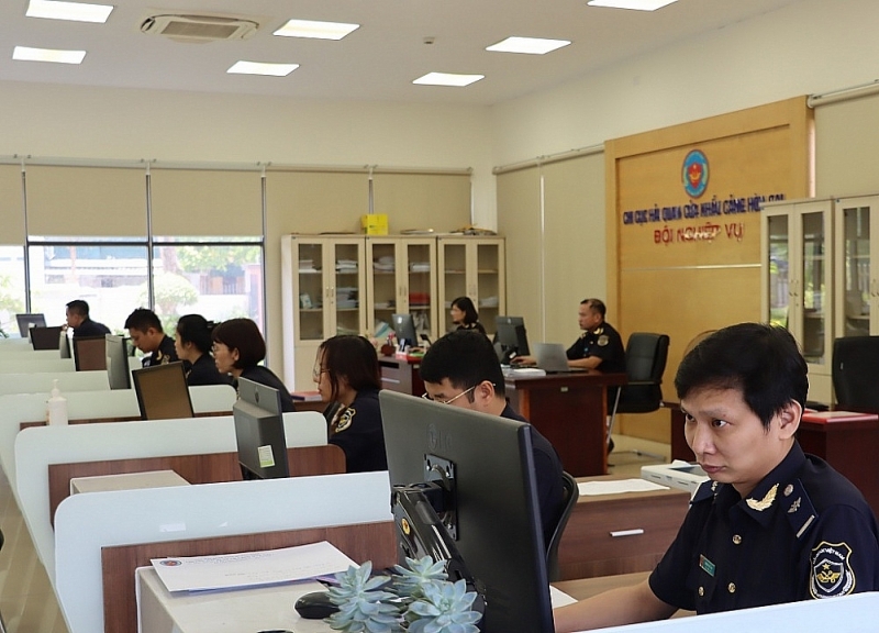 Customs officers of Hon Gai Port Border Gate Customs Branch ( Quang Ninh Customs Department) at work. Photo: Quang Hung