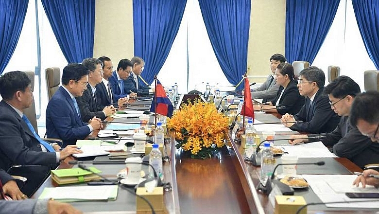 The Cambodian customs delegation, led by Kun Nhim, meet Wang Lingjun, Chinese Deputy Minister of Customs, on June 10. GDC