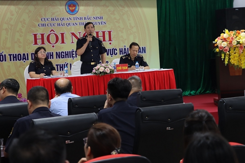Director of Thai Nguyen Customs Branch Nguyen Dang Chinh answered questions from businesses. Photo: Thai Binh