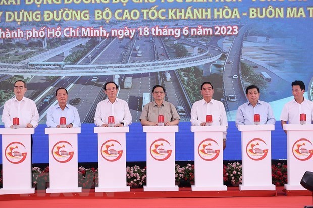 PM kicks off construction of important national transport projects hinh anh 1