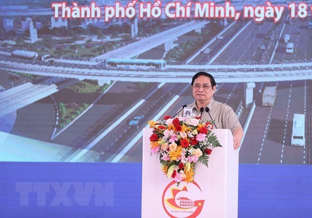 PM kicks off construction of important national transport projects hinh anh 3