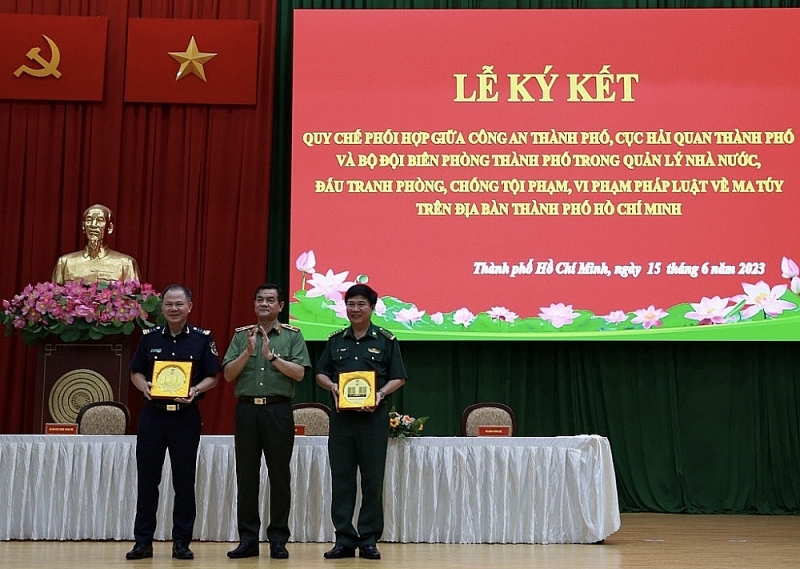 Major General Le Hong Nam, Director of the Ho Chi Minh City Police Department, presented souvenirs to the Director of Ho Chi Minh City Customs, Dinh Ngoc Thang (left) and the Commander of the HCMC Border Guards Tran Thanh Duc.