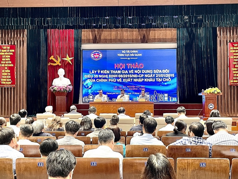 Deputy General Director of General Department of Customs Nguyen Van Tho speaks at the conference.
