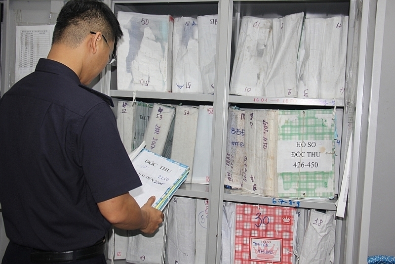 Customs officers of Saigon port area 1 check tax debt records. Photo: T.H