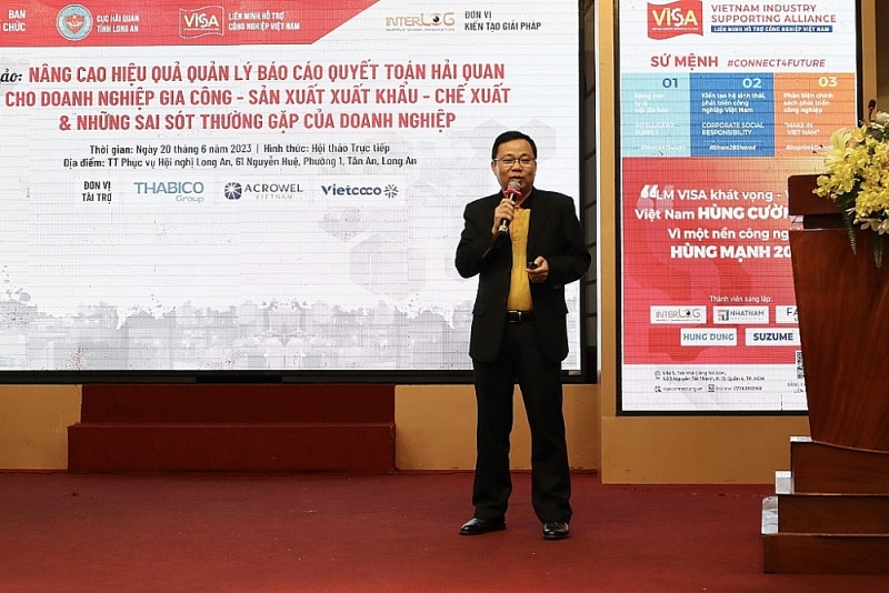 Mr Phan Hai Trieu, Customs procedure consultant of InterLOG Company speaks at the workshop.