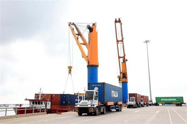 Cargo volume transported through seaports drops slightly hinh anh 1