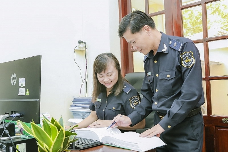 Customs officers of Bac Lieu Customs discuss about application of HS code. Photo: Nguyen Viet Dung
