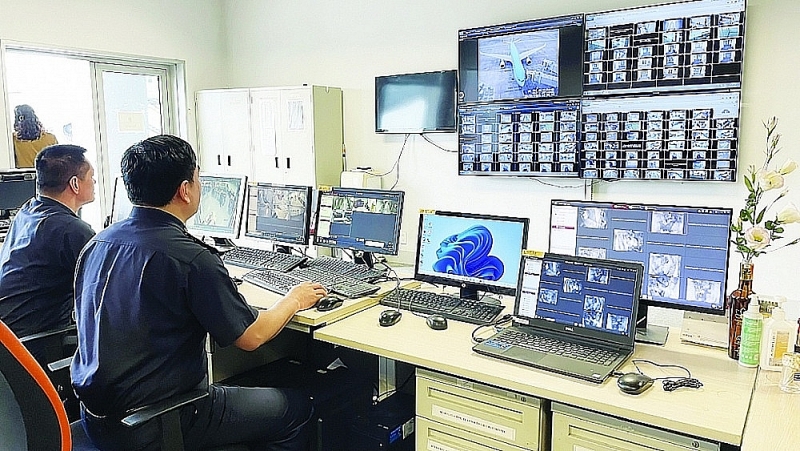 Customs officers of Noi Bai international airport border gate Customs Branch monitor the camera system. Photo: N.Linh