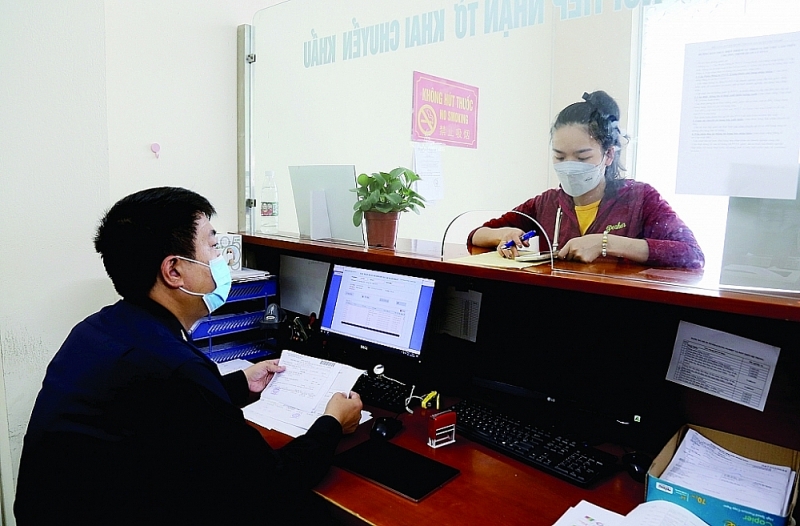 A Customs officer of Tan Thanh Customs Branch (Lang Son Customs Department) guide enterprises in carrying out export procedures. Photo: H.Nu