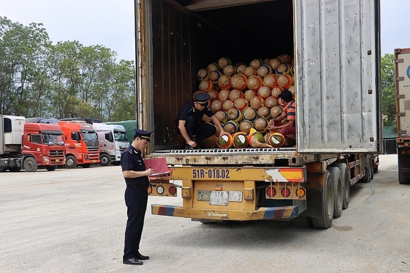 Customs officers inspect imports and exports at the Ta Lung border gate. Photo: T. Binh