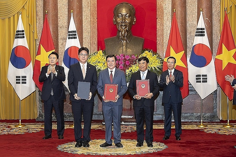 Under the witness of President of the Republic of South Korea and President Vo Van Thuong, Deputy General Director of Vietnam Customs Nguyen Van Tho, Deputy Minister of Industry and Trade Nguyen Sinh Nhat Tan and South Korean Customs Service Commissioner Yoon Tea Sik signed a Joint Statement on the EODES connection.