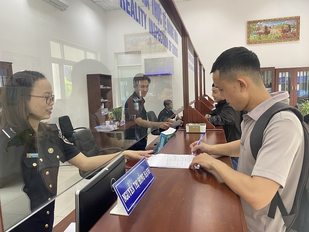 Binh Duong Customs copes with reduced revenue