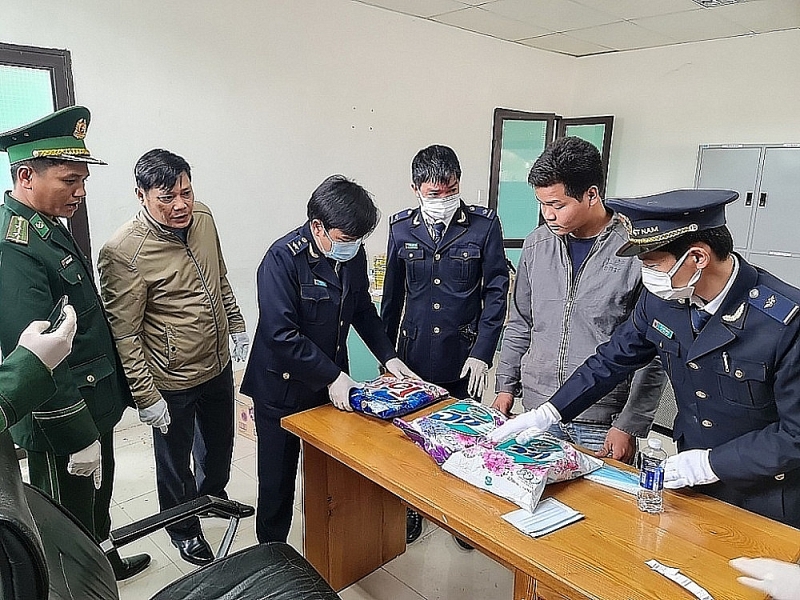 Lao Bao Customs force coordinated to organize a luggage search containing drugs on January 10, 2023. (Photo provided by Quang Tri Customs).