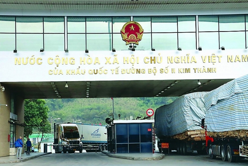 Import and export activities between Vietnam and China through the international road border gate No. II Kim Thanh, Lao Cai. Photo: T.Binh