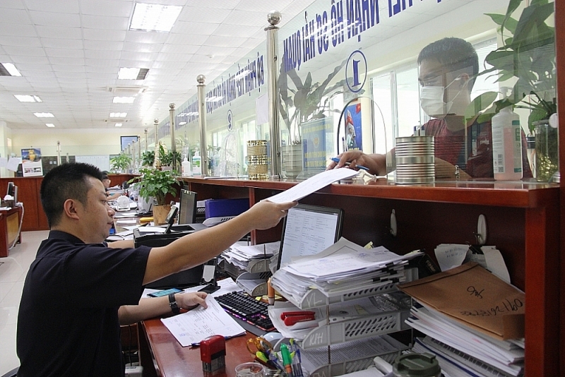 Chi Ma Customs official (Lang Son Customs Department) receives customs procedures from an enterprise. Photo: H.Nu
