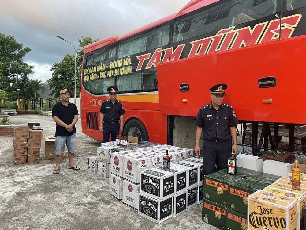 Quang Tri Customs seizes 1,266 bottles of foreign alcohol of unknown origin