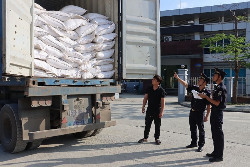 Customs officials of Cao Bang Customs Department inspects and supervise import and export goods. Photo. Thai Binh