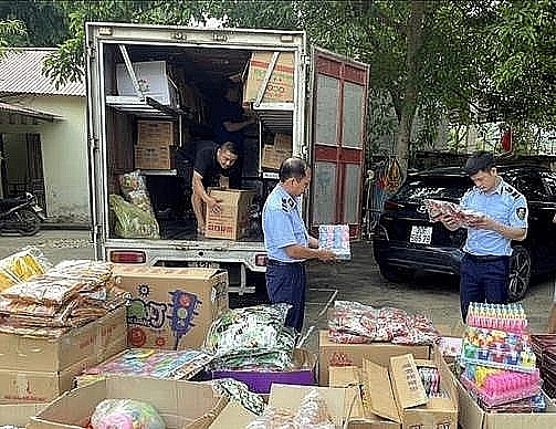 The market surveillance officials inspect the goods. Photo: Lang Son Market Surveillance Agency