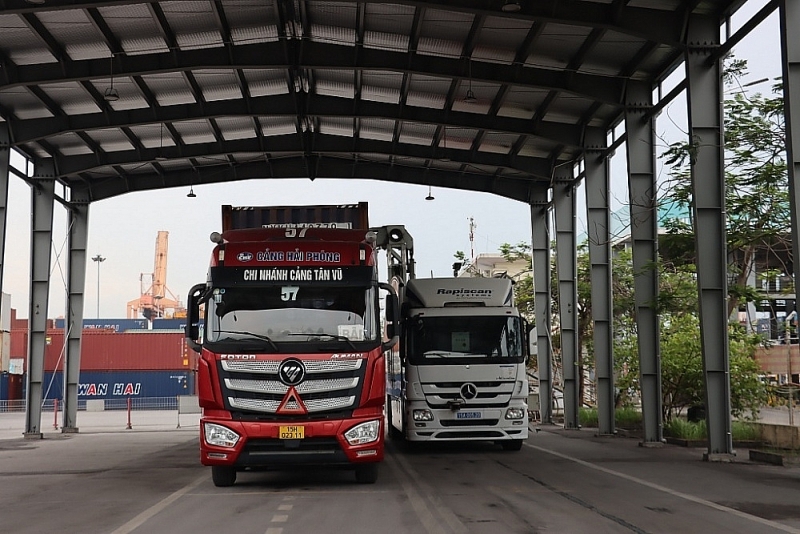 Hai Phong Customs Department is equipped with 472 cameras by the General Department of Customs; 6 container scanners, 1 baggage and cargo scanner. In the photo: Mobile container scanners are located at Tan Vu port, Hai Phong. Photo: T.Binh