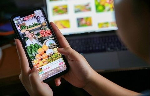 Selling fresh fruits via live streaming forecast to boom