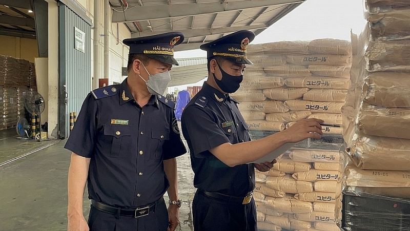 Officials of the Customs Branch of North Thang Long Industrial Park (Hanoi Customs Department) inspects import and export goods. Photo: N.Linh