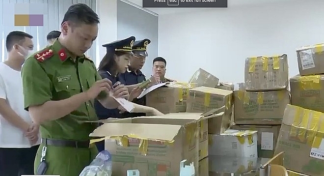 The competent authorities check and seal material evidences serving the investigation in the goods-swapping case at Noi Bai International Airport. Photo ANTD
