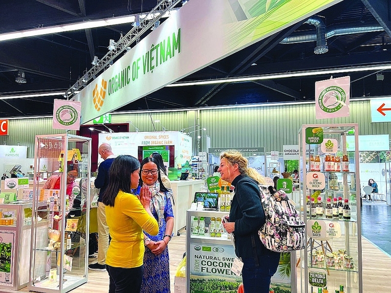 A representative of Trà Vinh Farm Ltd., Co is exchanging with international customers at the Thaifex 2023 trade fair. Photo: TL