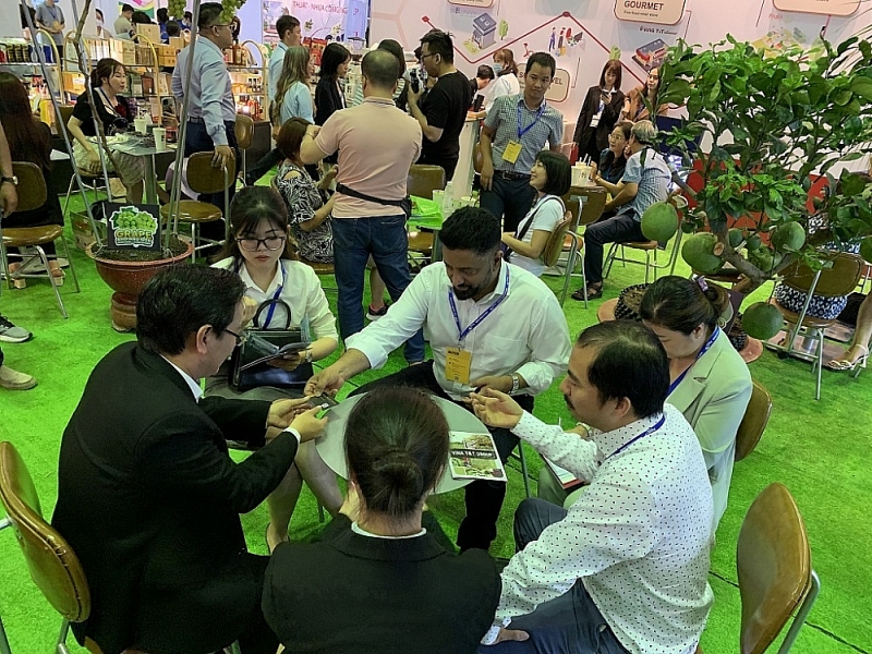Enterprises exchange with foreign partners at Ho Chi Minh City Export Fair. Photo: N.H