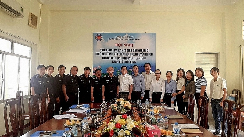 Dong Thap Customs Department signed a Memorandum of Understanding to participate in the pilot program to support and encourage enterprises to voluntarily comply with customs law with four enterprises