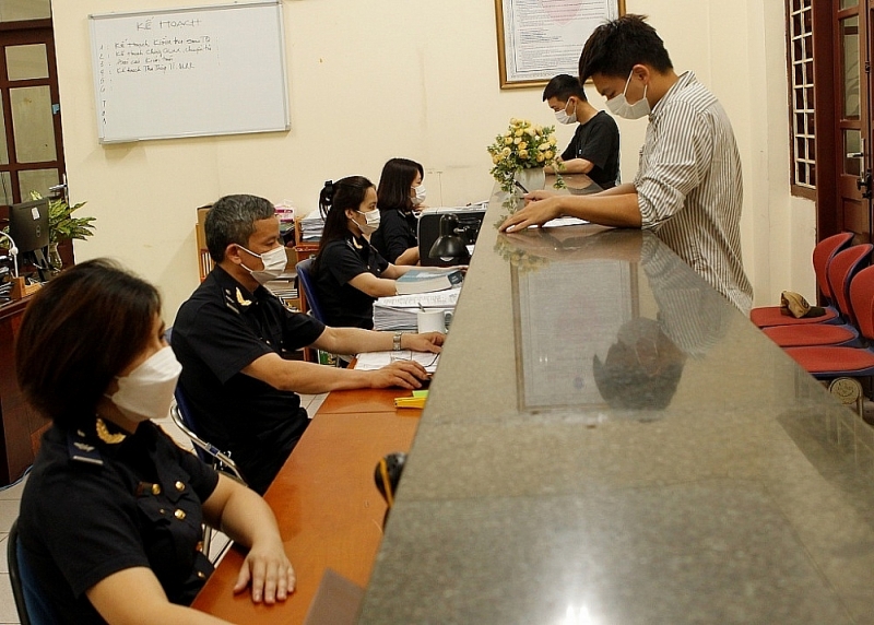 Customs officers at Bac Ninh Customs Branch (Bac Ninh Customs Department) at work. Photo: Quang Hung