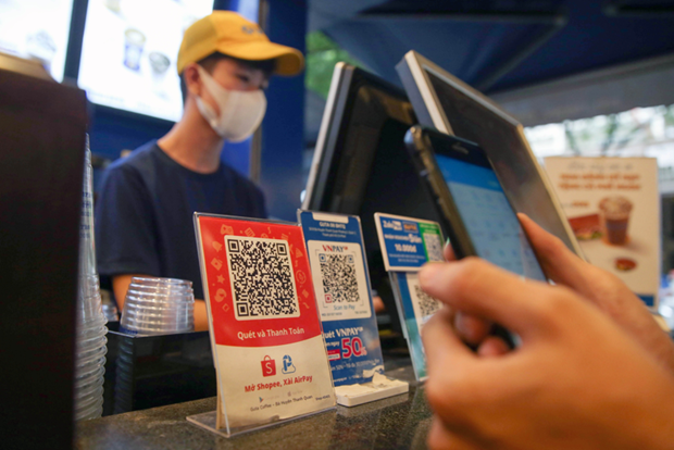 Mobile phone, QR code payments soar in popularity hinh anh 2