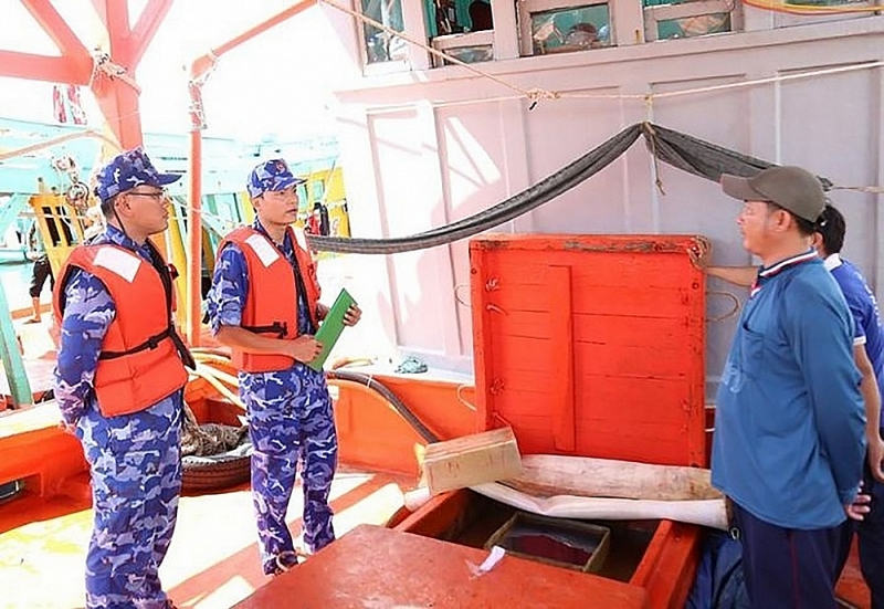 High Command of Coast Guard Region 4 arrested an oil smuggling ship carrying 45,000 liters of oil DO. Photo: Pham Tuan