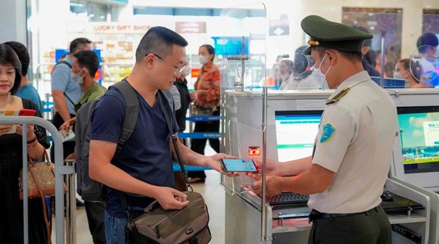 Passengers welcome VNeID use for air travel check-in hinh anh 1