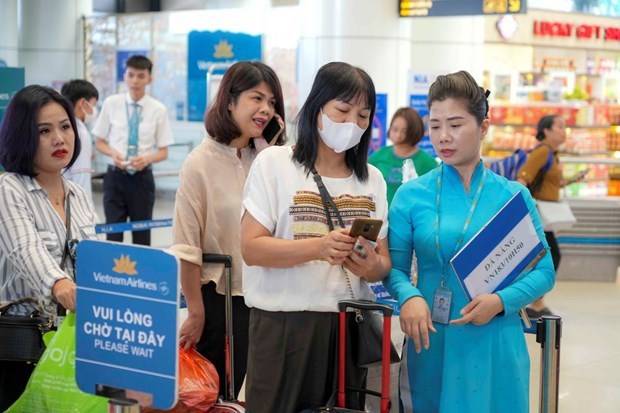 Passengers welcome VNeID use for air travel check-in hinh anh 2