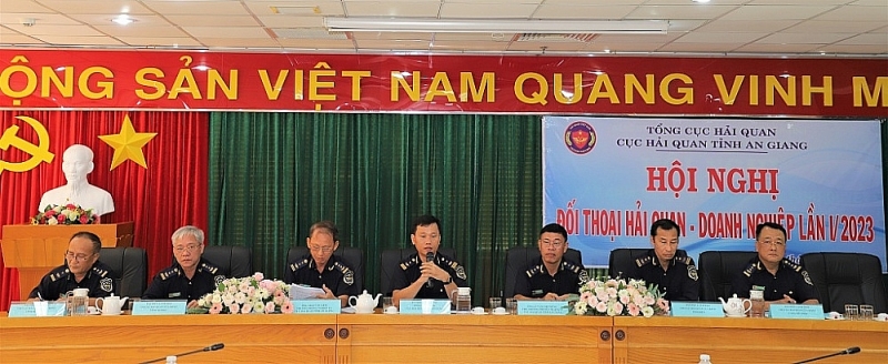 Leaders of An Giang Customs Department talk with businesses