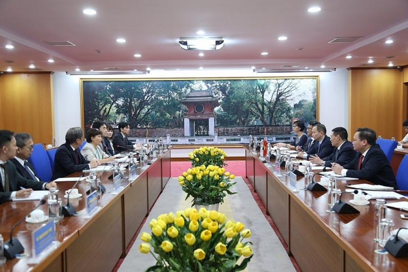 Minister Ho Duc Phoc works with the JICA delegation