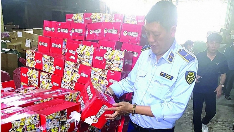 On April 12, 2023, Hanoi Market Surveillance destroys a place to distribute smuggled Chinese domestic cakes for traders on e-commerce. Source: Directorate of Market Surveillance