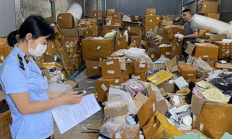 The market surveillance agency inspects and handles the warehouse of infringing goods in Kim Chung commune, Dong Anh district, Hanoi. (Source of Directorate of Market Surveillance)