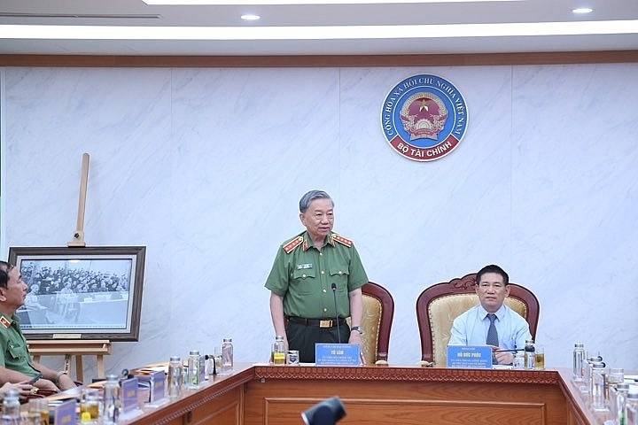 General To Lam speaks at the conference