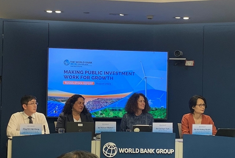 World Bank experts announced the report during a press conference. Photo: H.D.
