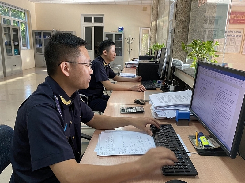Customs officials of Thanh Hoa Customs Department at work.