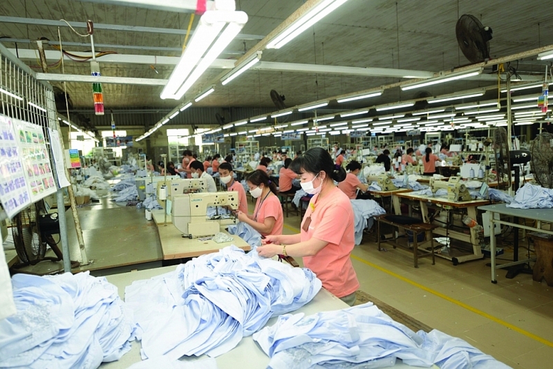 In order to improve competitiveness, a must is to gradually become self-sufficient in the fabric production industry. Photo: N.Thanh