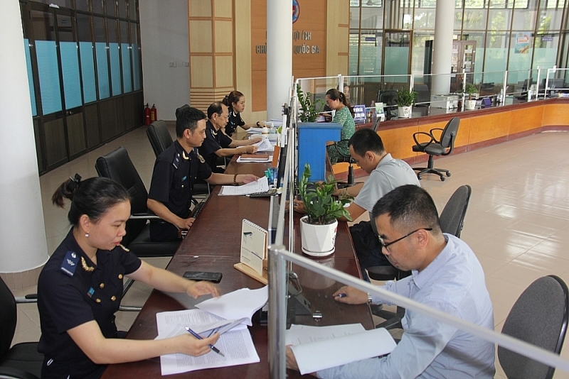 Operations at Dien Nam-Dien Ngoc Industrial Zone Customs Branch: Photo: Thu Hoa