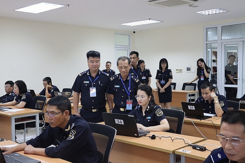Standing Deputy Head of the Customs Reform and Modernization and Committee Luong Khanh Thiet (left) and Deputy Director of Hai Phong Customs Department Nguyen Kien Giang (right) supervise at the examination room of the Hai Phong Customs Department on August 17. Photo: T.Binh.