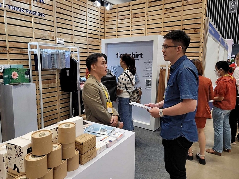 Vietnamese textile and garment enterprises introduce raw materials at a textile and garment exhibition. Photo: N.H