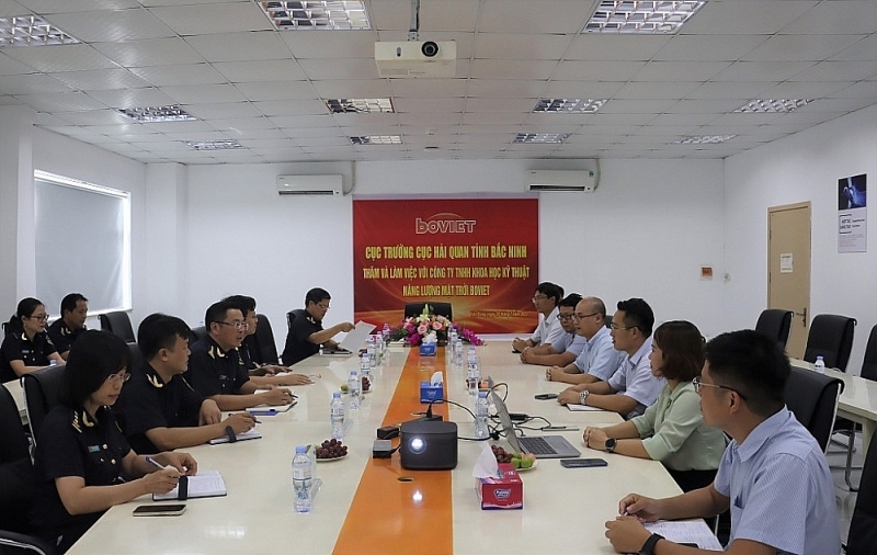 Leaders of Bac Ninh Customs Department has a meeting at Boviet Solar Science and Technology Co., Ltd. Photo: Quang Hung
