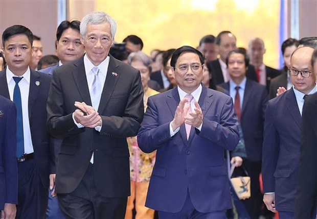 Vietnamese, Singaporean PMs attends investment promotion conference hinh anh 1