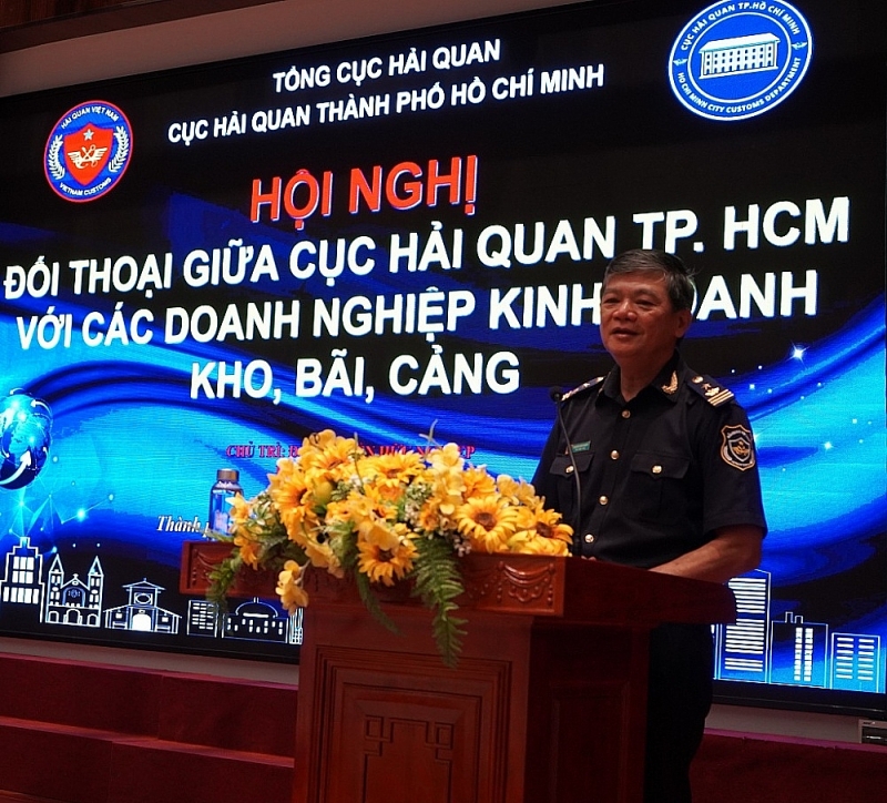 Deputy Director of HCMC Customs Department Nguyen Huu Nghiep speaks at the conference