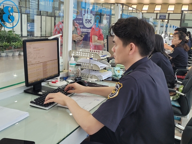 Huu Nghi Border Gate Customs Branch alternately arranges officers to receive and process procedures for businesses. Photo: H.Nu