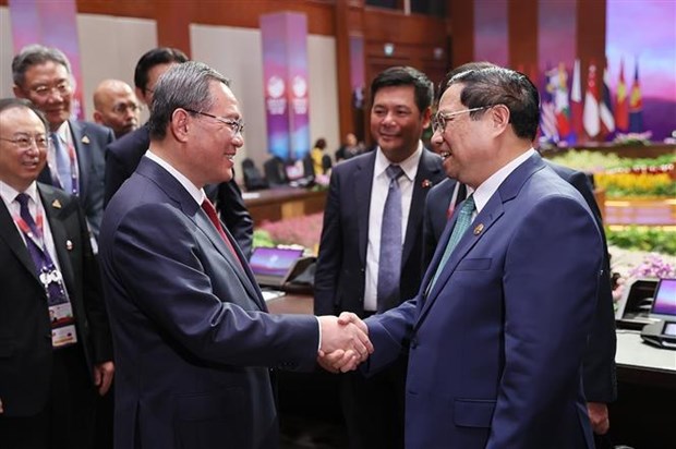 Vietnamese PM meets Chinese counterpart in Indonesia hinh anh 1